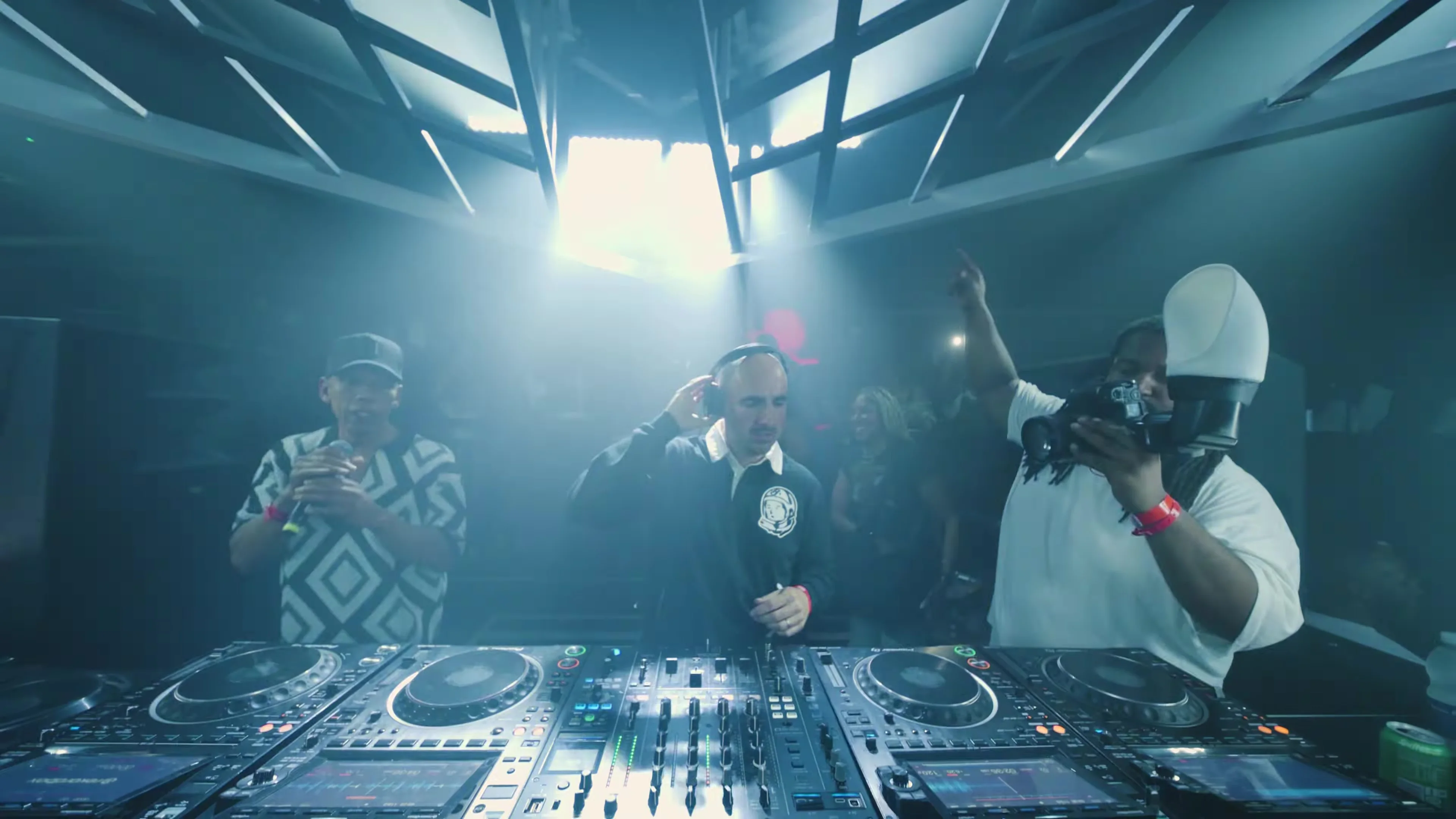 Hotsteppa, Gemini and crew performing